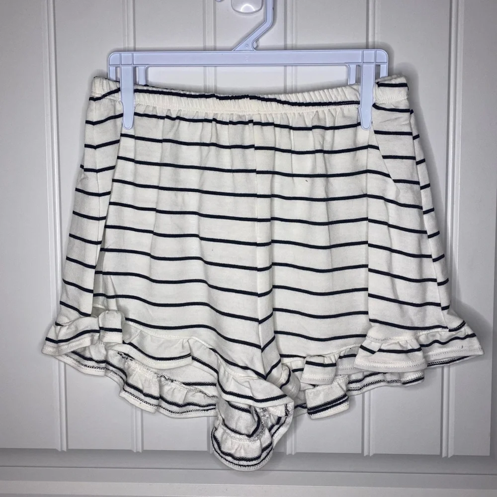 Boutique Black and white striped lounge set - Picture 9 of 10